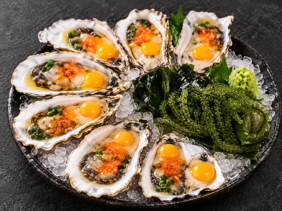 Hàu sống, trứng cút, mù tạt